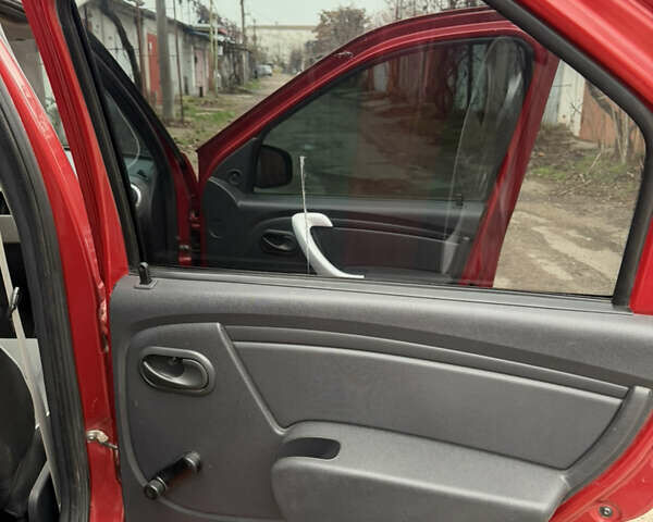 Красный Рено Логан, объемом двигателя 1.39 л и пробегом 73 тыс. км за 5300 $, фото 12 на Automoto.ua