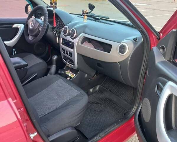 Красный Рено Логан, объемом двигателя 1.4 л и пробегом 176 тыс. км за 5200 $, фото 2 на Automoto.ua