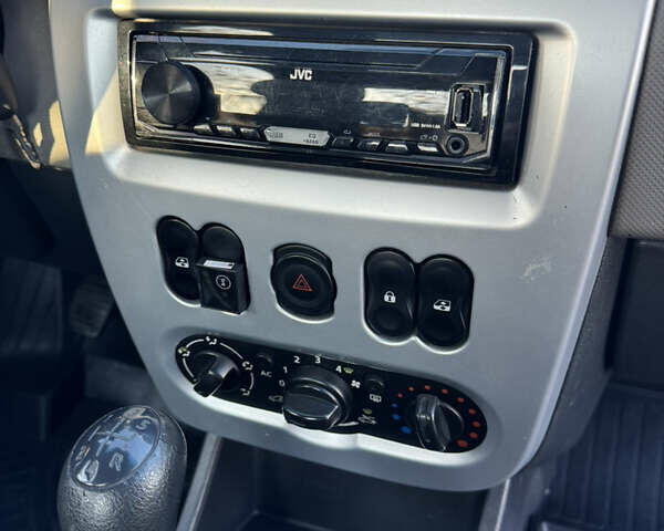 Червоний Рено Логан, об'ємом двигуна 1.6 л та пробігом 192 тис. км за 4200 $, фото 13 на Automoto.ua