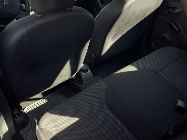 Красный Рено Логан, объемом двигателя 1.1 л и пробегом 337 тыс. км за 3950 $, фото 6 на Automoto.ua