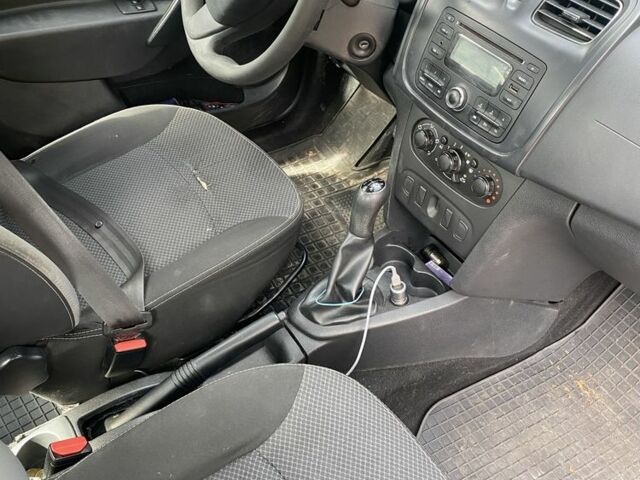 Червоний Рено Логан, об'ємом двигуна 1.1 л та пробігом 246 тис. км за 4400 $, фото 5 на Automoto.ua