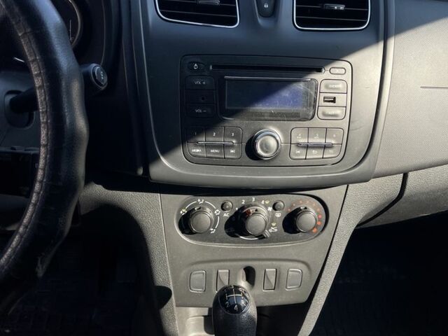 Красный Рено Логан, объемом двигателя 1.1 л и пробегом 337 тыс. км за 3950 $, фото 7 на Automoto.ua