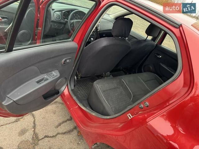 Красный Рено Логан, объемом двигателя 1.6 л и пробегом 273 тыс. км за 5550 $, фото 14 на Automoto.ua
