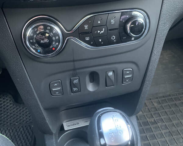 Красный Рено Логан, объемом двигателя 1.6 л и пробегом 117 тыс. км за 7400 $, фото 17 на Automoto.ua