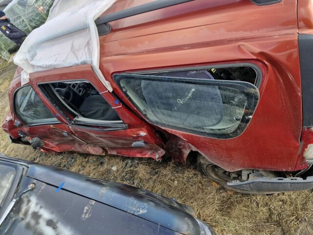 Красный Рено Логан, объемом двигателя 1.6 л и пробегом 276 тыс. км за 1900 $, фото 1 на Automoto.ua