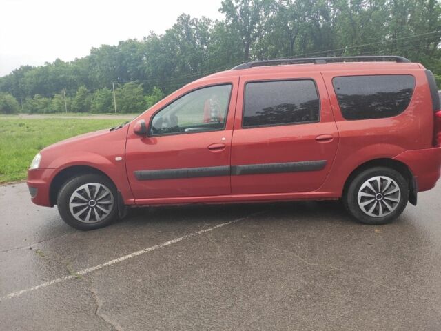 Красный Рено Логан, объемом двигателя 1.6 л и пробегом 182 тыс. км за 5999 $, фото 1 на Automoto.ua