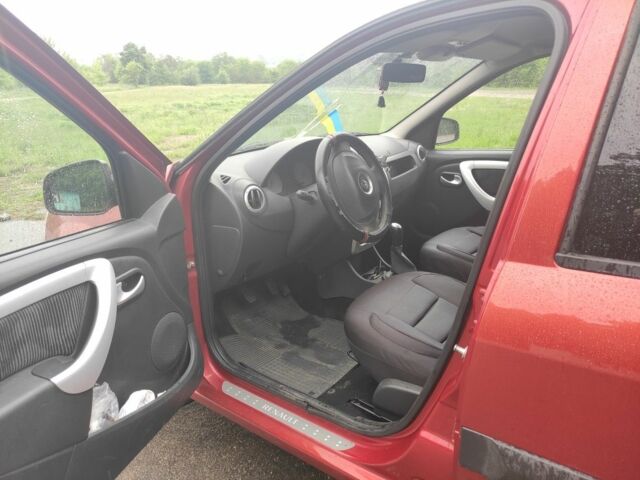 Красный Рено Логан, объемом двигателя 1.6 л и пробегом 182 тыс. км за 5999 $, фото 2 на Automoto.ua