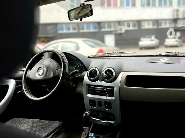 Красный Рено Логан, объемом двигателя 1.6 л и пробегом 304 тыс. км за 5500 $, фото 8 на Automoto.ua