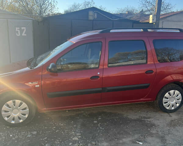 Красный Рено Логан, объемом двигателя 1.6 л и пробегом 304 тыс. км за 4950 $, фото 3 на Automoto.ua
