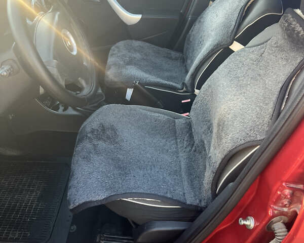 Красный Рено Логан, объемом двигателя 1.6 л и пробегом 304 тыс. км за 4950 $, фото 9 на Automoto.ua