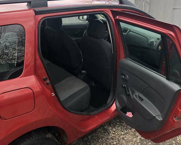 Рено Логан 2013 у Смеле на Automoto.ua Червоний Рено Логан, об'ємом двигуна 1.15 л та пробігом 72 тис. км за 7500 $, фото 5 на Automoto.ua