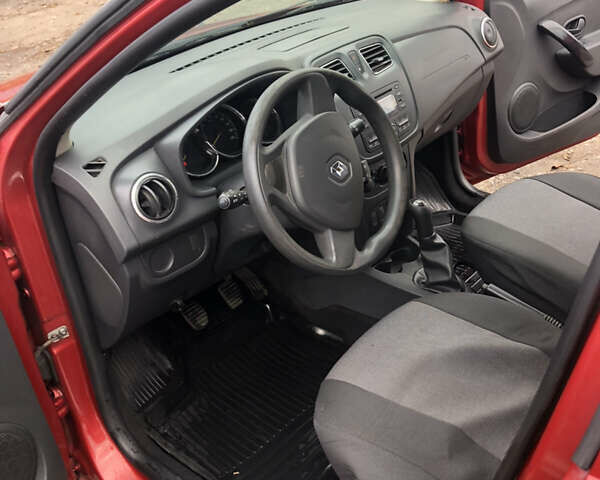 Рено Логан 2013 у Смеле на Automoto.ua Червоний Рено Логан, об'ємом двигуна 1.15 л та пробігом 72 тис. км за 7500 $, фото 4 на Automoto.ua