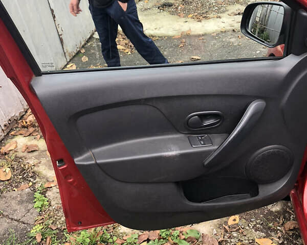 Рено Логан 2013 у Смеле на Automoto.ua Червоний Рено Логан, об'ємом двигуна 1.15 л та пробігом 72 тис. км за 7500 $, фото 6 на Automoto.ua