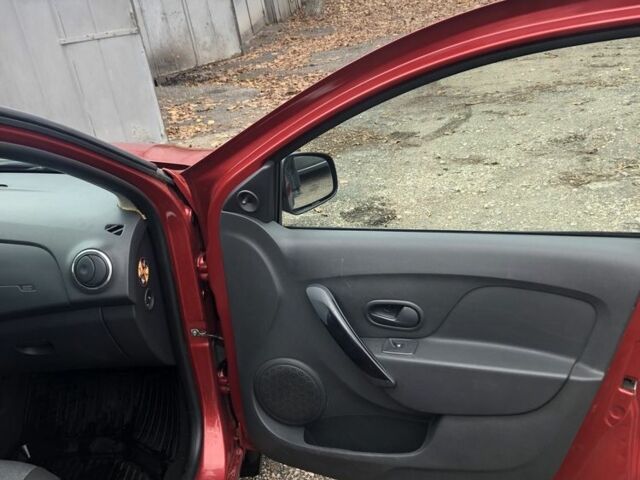 Червоний Рено Логан, об'ємом двигуна 0 л та пробігом 72 тис. км за 7500 $, фото 9 на Automoto.ua