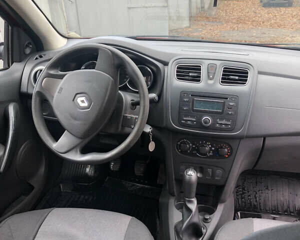 Рено Логан 2013 у Смеле на Automoto.ua Червоний Рено Логан, об'ємом двигуна 1.15 л та пробігом 72 тис. км за 7500 $, фото 7 на Automoto.ua