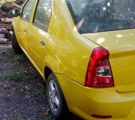 Желтый Рено Логан, объемом двигателя 1.4 л и пробегом 0 тыс. км за 2800 $, фото 4 на Automoto.ua