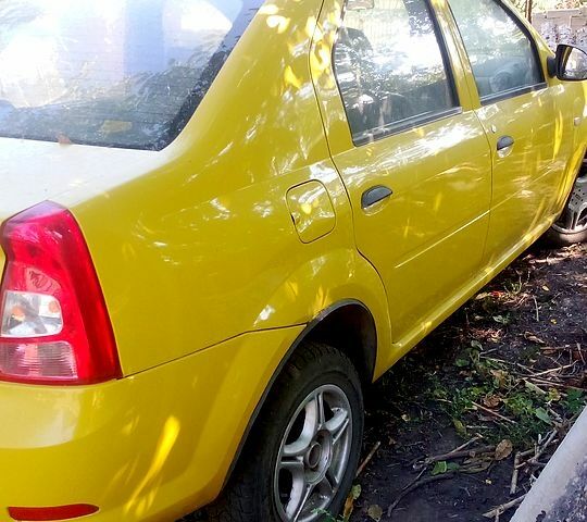 Желтый Рено Логан, объемом двигателя 1.4 л и пробегом 0 тыс. км за 2800 $, фото 2 на Automoto.ua