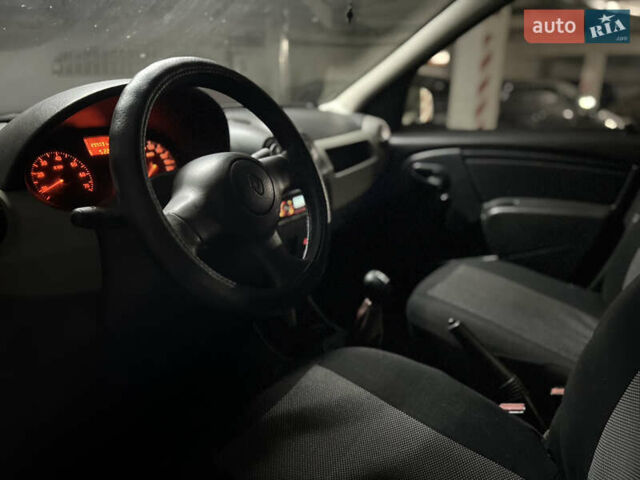 Серый Рено Логан, объемом двигателя 1.39 л и пробегом 220 тыс. км за 1800 $, фото 5 на Automoto.ua