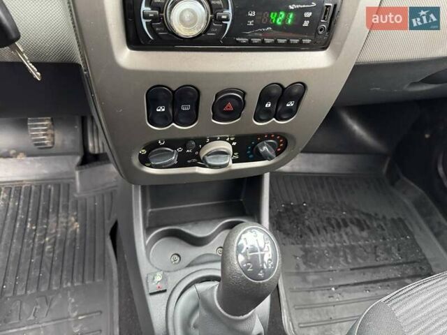 Сірий Рено Логан, об'ємом двигуна 1.39 л та пробігом 172 тис. км за 3350 $, фото 10 на Automoto.ua