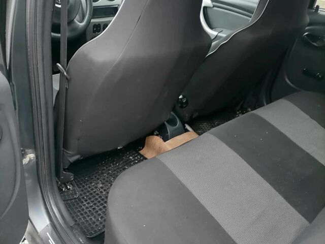 Серый Рено Логан, объемом двигателя 1.4 л и пробегом 250 тыс. км за 3200 $, фото 8 на Automoto.ua