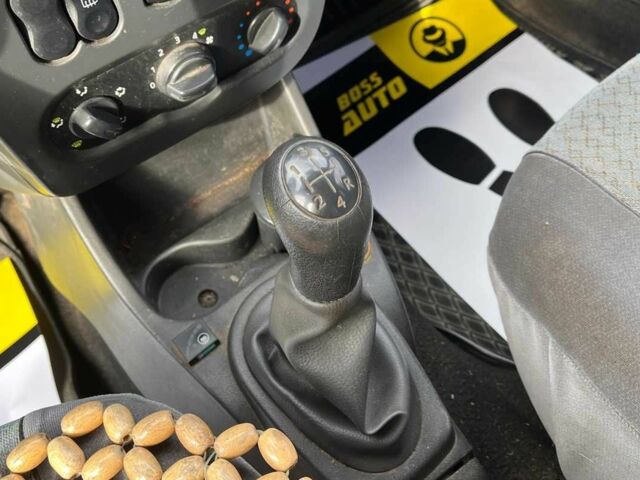 Серый Рено Логан, объемом двигателя 1.4 л и пробегом 218 тыс. км за 2900 $, фото 13 на Automoto.ua