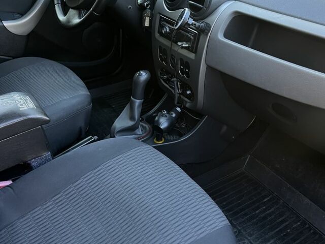 Серый Рено Логан, объемом двигателя 1.6 л и пробегом 182 тыс. км за 5550 $, фото 6 на Automoto.ua