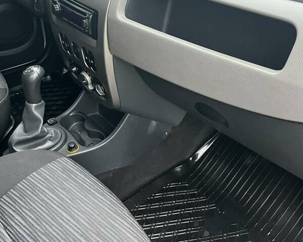 Сірий Рено Логан, об'ємом двигуна 1.39 л та пробігом 200 тис. км за 4500 $, фото 12 на Automoto.ua