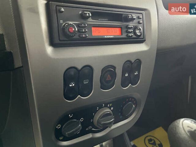 Серый Рено Логан, объемом двигателя 1.39 л и пробегом 157 тыс. км за 4700 $, фото 20 на Automoto.ua