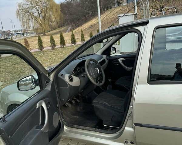 Сірий Рено Логан, об'ємом двигуна 1.6 л та пробігом 137 тис. км за 5300 $, фото 3 на Automoto.ua