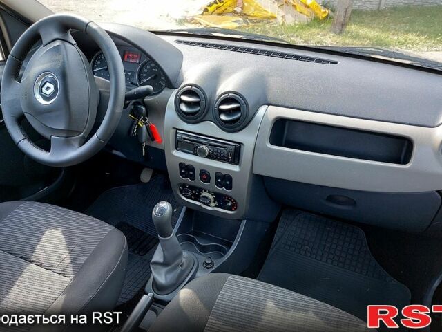 Серый Рено Логан, объемом двигателя 1.5 л и пробегом 200 тыс. км за 4999 $, фото 2 на Automoto.ua