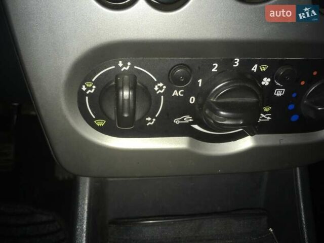 Серый Рено Логан, объемом двигателя 1.39 л и пробегом 302 тыс. км за 4500 $, фото 13 на Automoto.ua