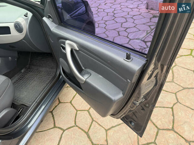 Серый Рено Логан, объемом двигателя 1.6 л и пробегом 115 тыс. км за 5950 $, фото 42 на Automoto.ua