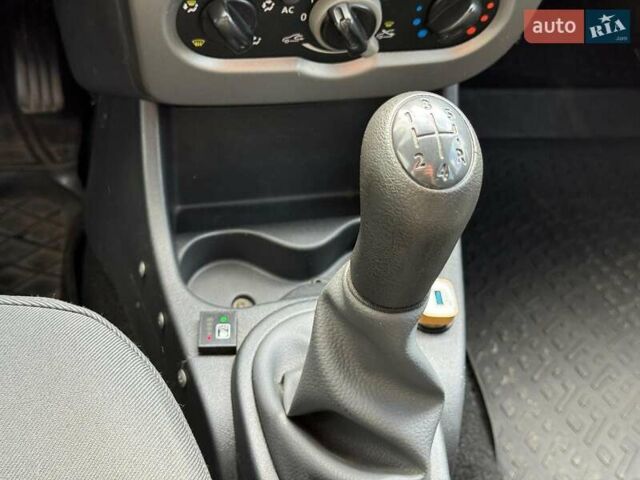 Сірий Рено Логан, об'ємом двигуна 1.6 л та пробігом 263 тис. км за 5790 $, фото 28 на Automoto.ua