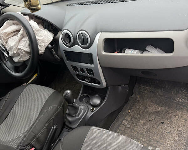 Серый Рено Логан, объемом двигателя 1.46 л и пробегом 119 тыс. км за 1800 $, фото 12 на Automoto.ua