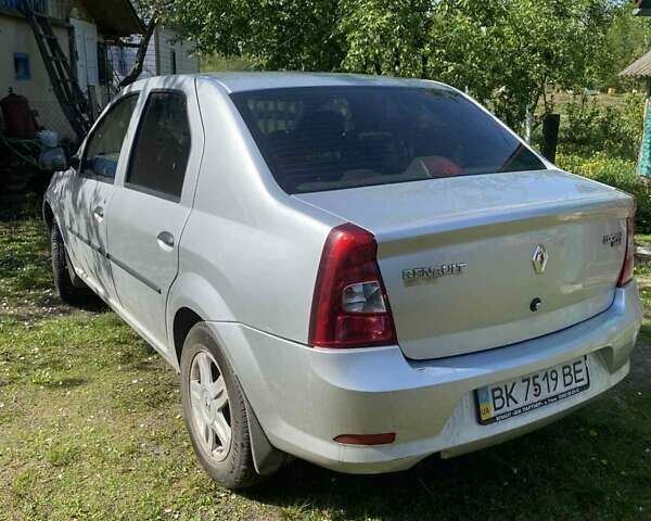 Серый Рено Логан, объемом двигателя 1.6 л и пробегом 119 тыс. км за 4400 $, фото 3 на Automoto.ua