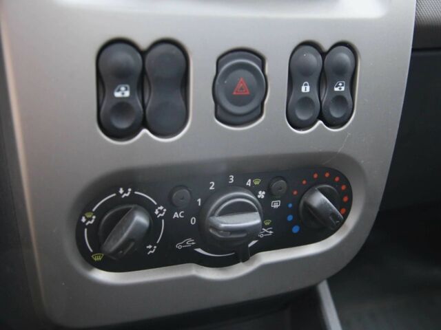 Сірий Рено Логан, об'ємом двигуна 1.4 л та пробігом 54 тис. км за 6400 $, фото 16 на Automoto.ua