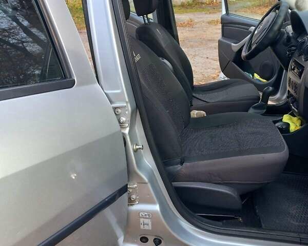 Серый Рено Логан, объемом двигателя 1.39 л и пробегом 95 тыс. км за 5300 $, фото 7 на Automoto.ua