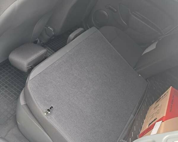 Рено Логан 2014 в Хмельницком на Automoto.ua Серый Рено Логан, объемом двигателя 1.15 л и пробегом 35 тыс. км за 7200 $, фото 16 на Automoto.ua