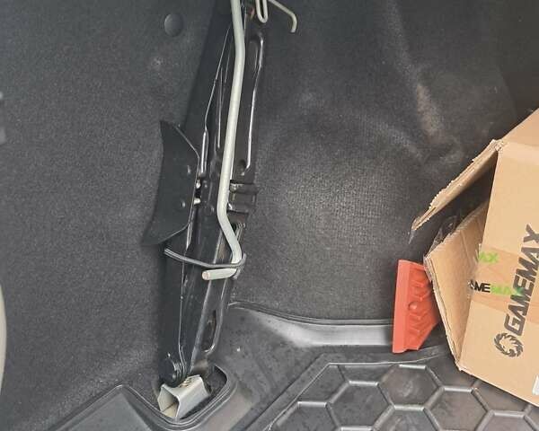 Рено Логан 2014 в Хмельницком на Automoto.ua Серый Рено Логан, объемом двигателя 1.15 л и пробегом 35 тыс. км за 7200 $, фото 14 на Automoto.ua