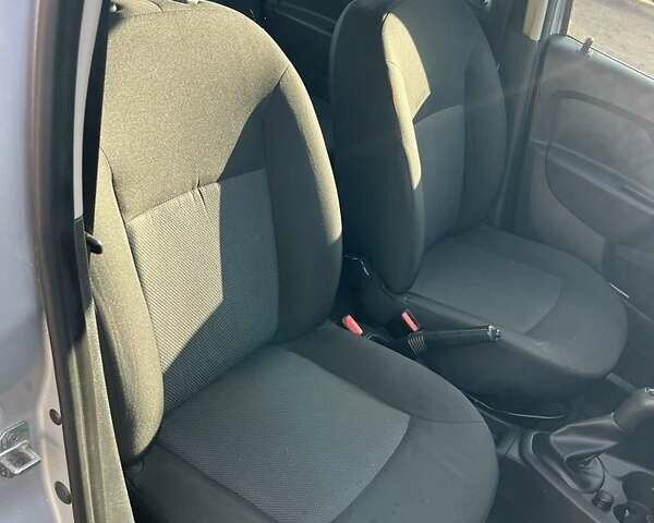 Серый Рено Логан, объемом двигателя 1.1 л и пробегом 58 тыс. км за 5500 $, фото 5 на Automoto.ua