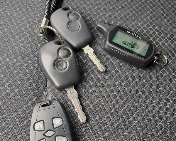 Рено Логан 2014 в Хмельницком на Automoto.ua Серый Рено Логан, объемом двигателя 1.15 л и пробегом 35 тыс. км за 7200 $, фото 23 на Automoto.ua