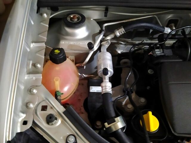 Серый Рено Логан, объемом двигателя 1.1 л и пробегом 195 тыс. км за 4700 $, фото 7 на Automoto.ua