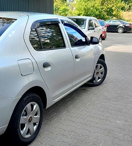Рено Логан 2014 в Глухове на Automoto.ua Серый Рено Логан, объемом двигателя 1.1 л и пробегом 270 тыс. км за 5300 $, фото 4 на Automoto.ua