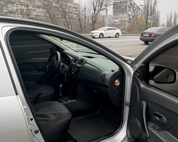 Сірий Рено Логан, об'ємом двигуна 1.15 л та пробігом 300 тис. км за 3800 $, фото 6 на Automoto.ua