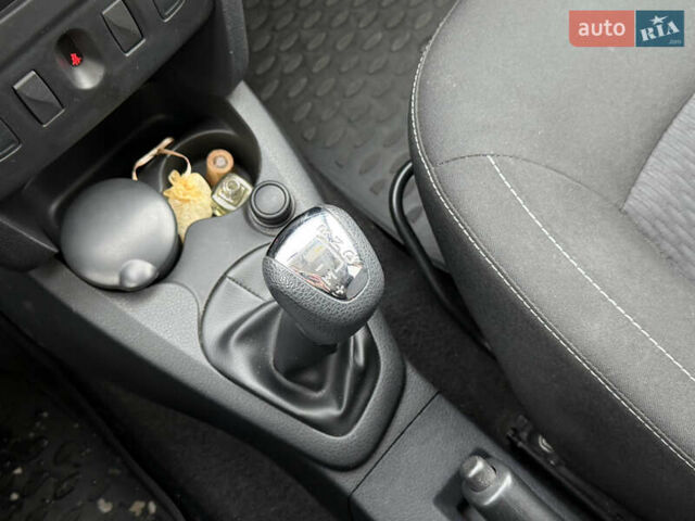 Серый Рено Логан, объемом двигателя 0.9 л и пробегом 96 тыс. км за 7500 $, фото 16 на Automoto.ua