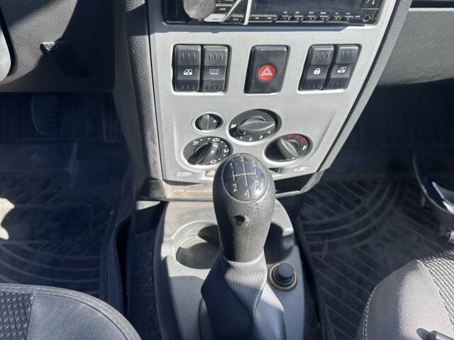 Серый Рено Логан, объемом двигателя 0 л и пробегом 280 тыс. км за 2306 $, фото 6 на Automoto.ua
