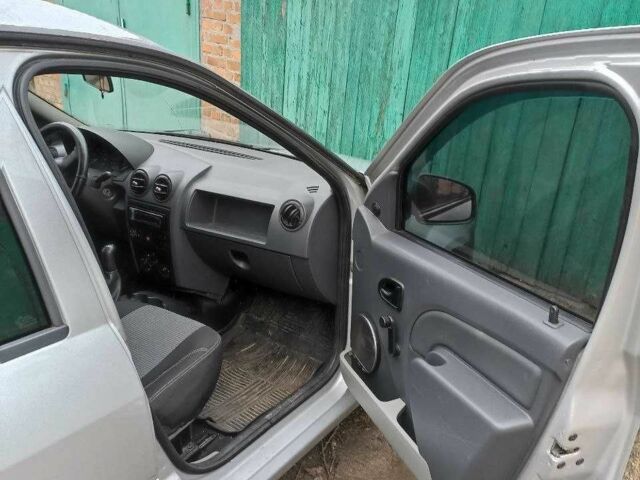 Сірий Рено Логан, об'ємом двигуна 1.6 л та пробігом 257 тис. км за 4200 $, фото 11 на Automoto.ua