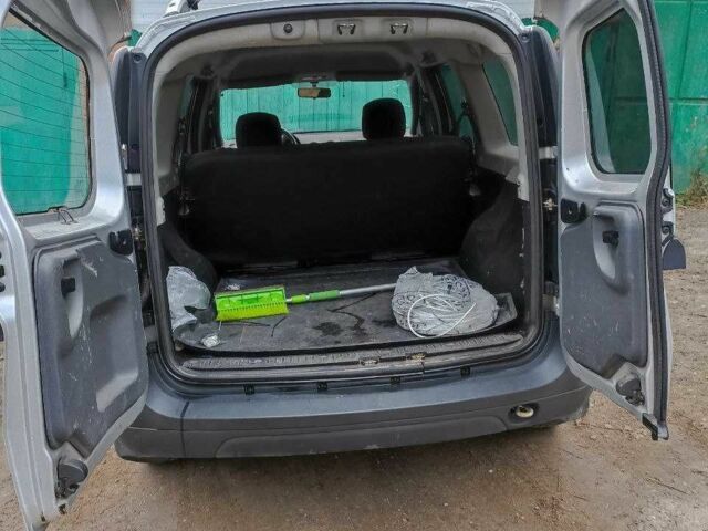 Сірий Рено Логан, об'ємом двигуна 1.6 л та пробігом 257 тис. км за 4200 $, фото 9 на Automoto.ua