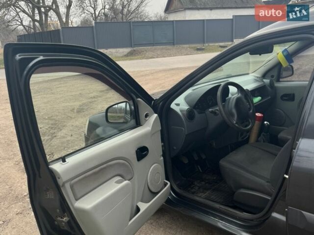 Серый Рено Логан, объемом двигателя 1.6 л и пробегом 258 тыс. км за 5200 $, фото 5 на Automoto.ua