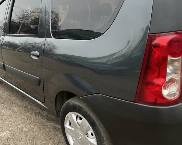 Серый Рено Логан, объемом двигателя 1.6 л и пробегом 227 тыс. км за 5100 $, фото 5 на Automoto.ua